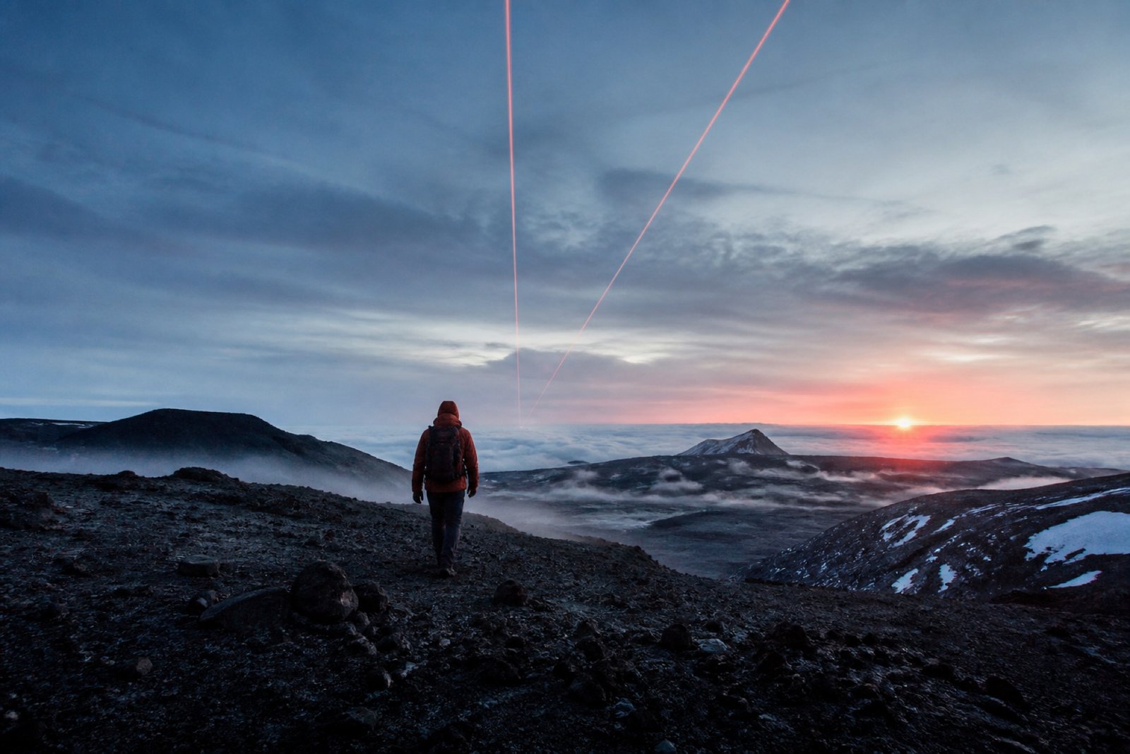 WILD SIGNAL Expedition über einer weiten Vulkanlandschaft